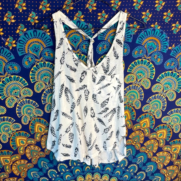Gentle Fawn Tops - 🦋5/20$🦋 boho feather patterned tank top